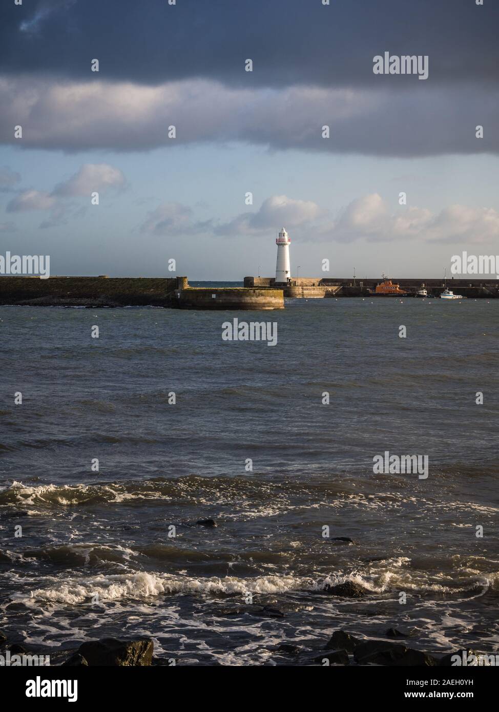 Donaghadee phare et le port. Banque D'Images