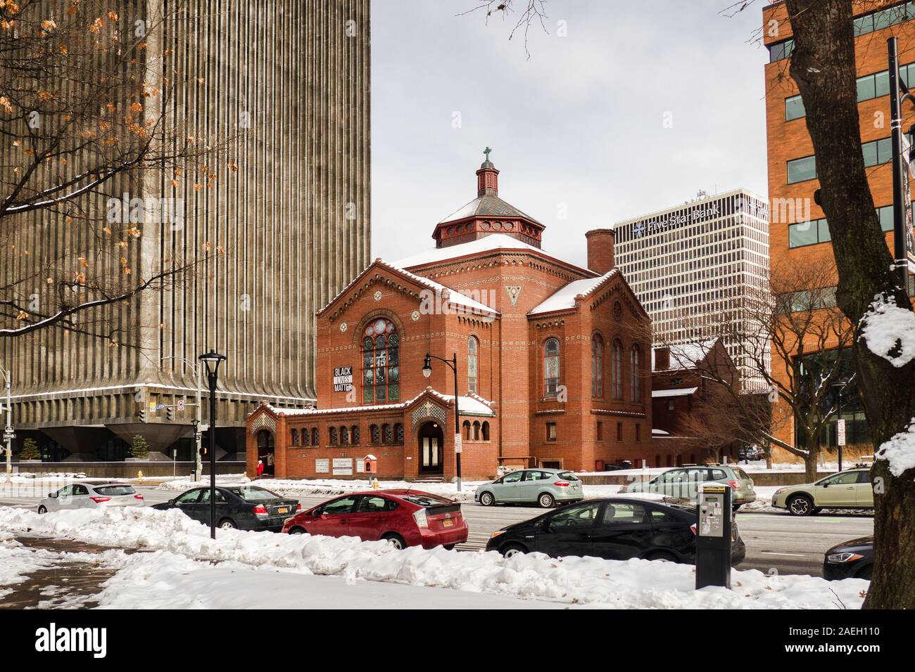 Rochester, New York, USA. Le 8 décembre 2019. Vue de l'avenue Clinton avec la première église universaliste au centre-ville de Rochester, NY sur un la fin de l'automne Banque D'Images