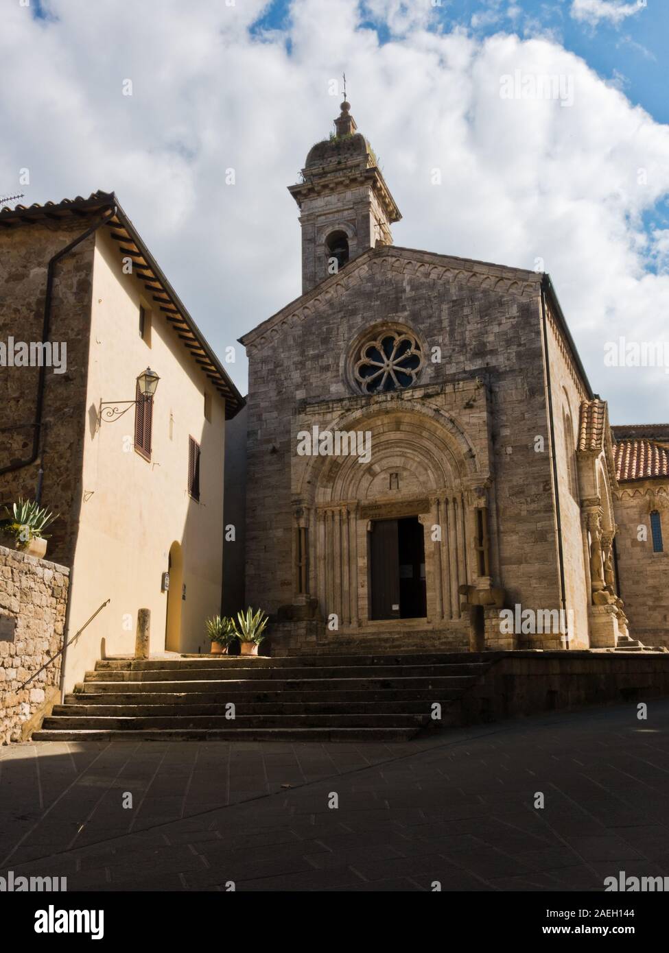 À l'église San Quirico matin ensoleillé à San Quirico d'Orcia , province de Sienne, Toscane, Italie Banque D'Images