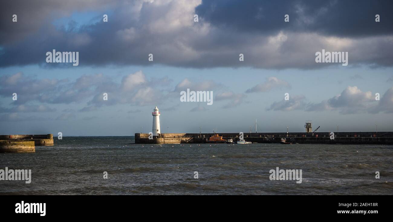 Donaghadee phare et le port. Banque D'Images