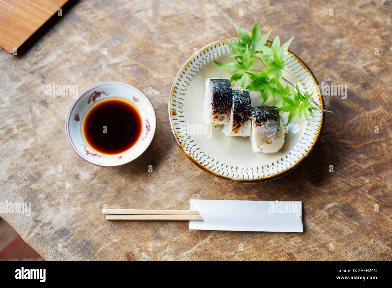 High angle close up of plate of Sushi et un bol de sauce de soja sur une table dans un restaurant japonais. Banque D'Images