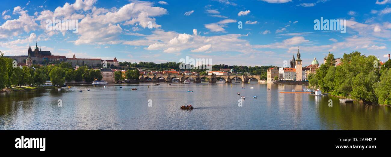 La ville de Prague, en République tchèque avec le Pont Charles sur la Vltava sur une journée ensoleillée Banque D'Images