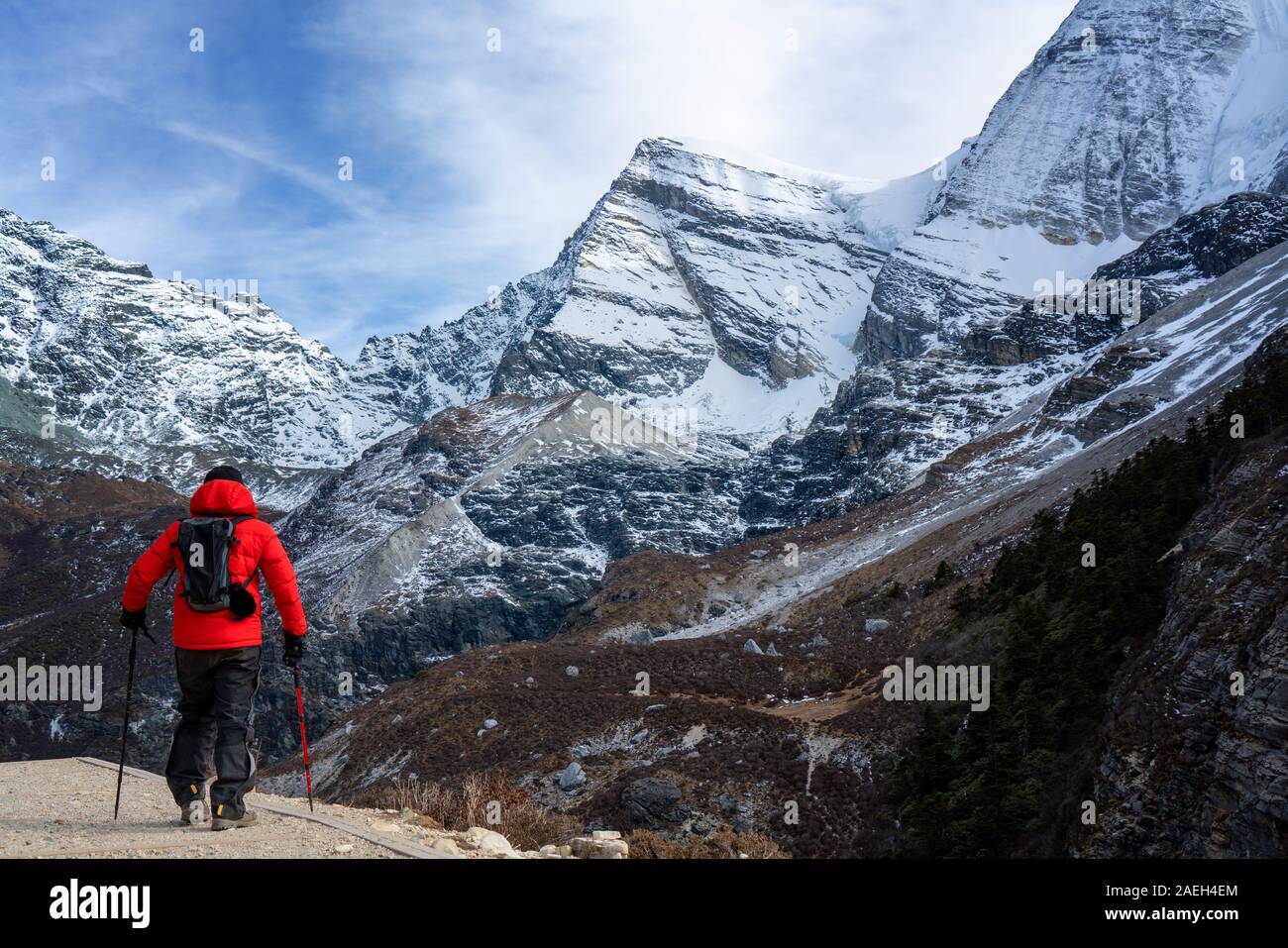 Trekking homme Randonneur admirant avec vue sur la réserve naturelle de Yading la Chine. Banque D'Images