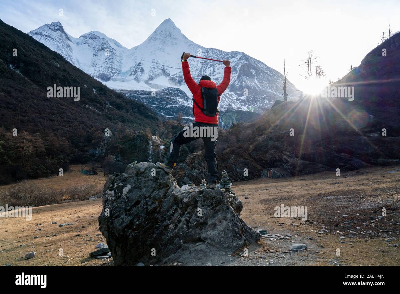 Trekking homme réussi debout sur la montagne de neige et de pierre/point de vue de la réserve naturelle de Yading Chine Banque D'Images