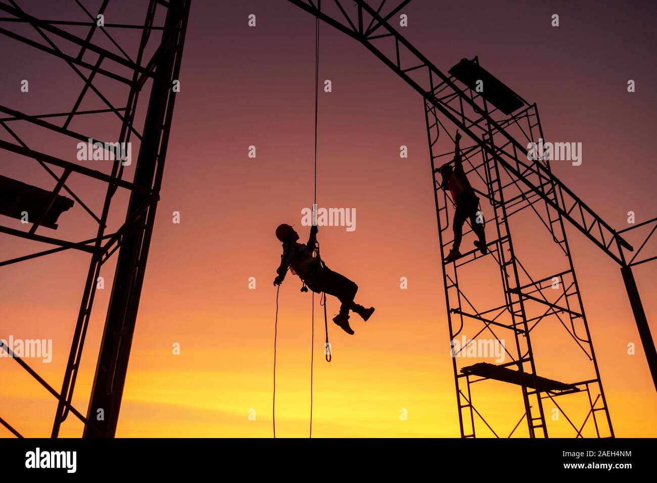 Homme de la descente en rappel sur un site de construction d'ossature worker Banque D'Images