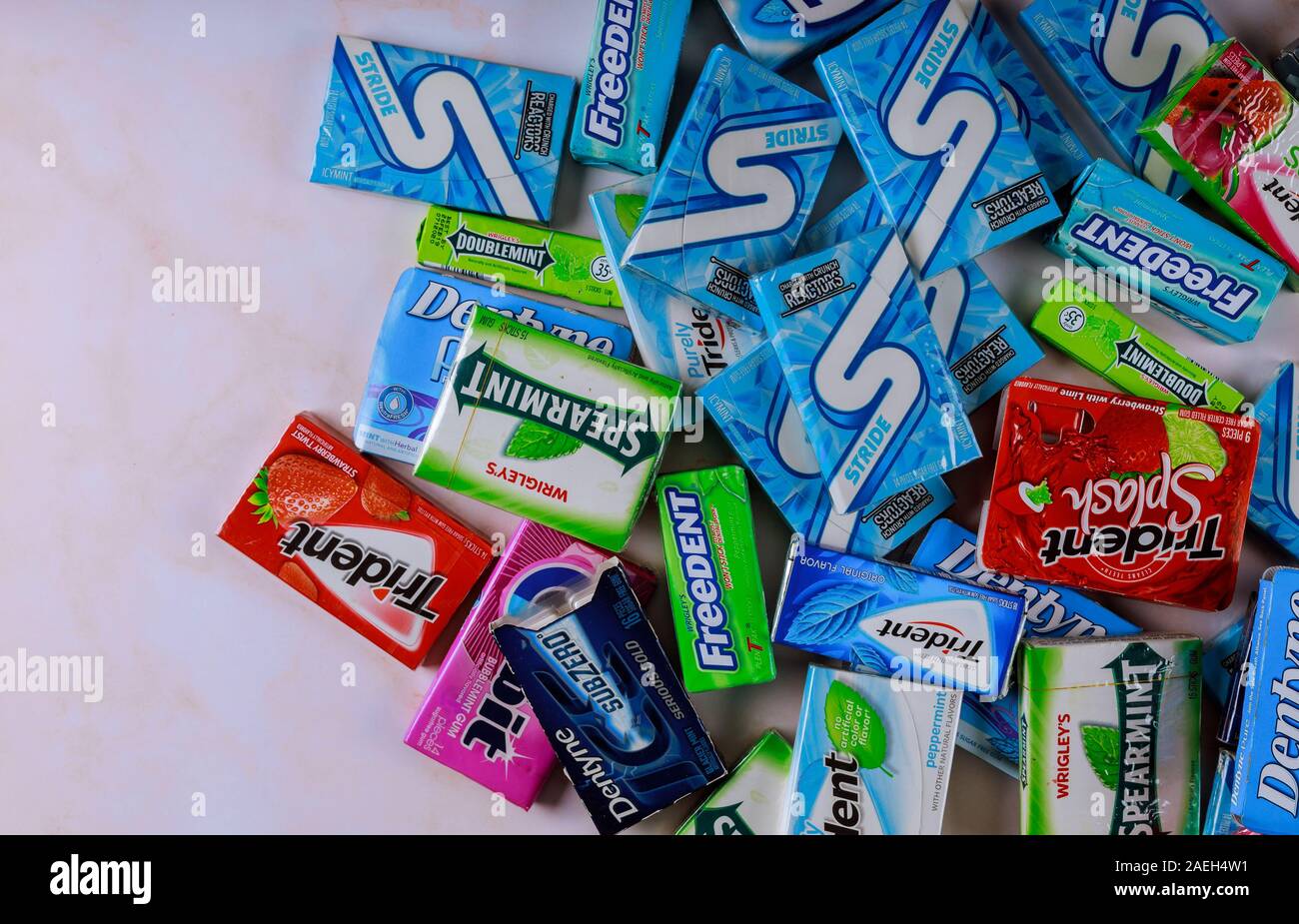 New York NY 29 NOV 2019 : Divers marque de chewing-gum dans un emballage sur orbite, l'utilisation des marques, Eclipse, Freedent, Wrigley, menthe verte, Trident, Stride Banque D'Images
