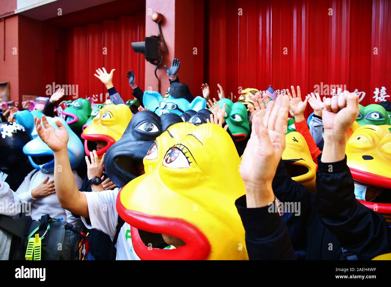Hong Kong, Chine. 8e déc, 2019. Des centaines de milliers de pro-démocratie paix assister à la Journée des droits de l'homme de mars le parc Victoria à Causeway Bay à Chater Road à Central. Plusieurs manifestants porter des casques de personnages de dessins animés et de lever la main pour demander cinq exigences. Gonzales : Crédit Photo/Alamy Live News Banque D'Images