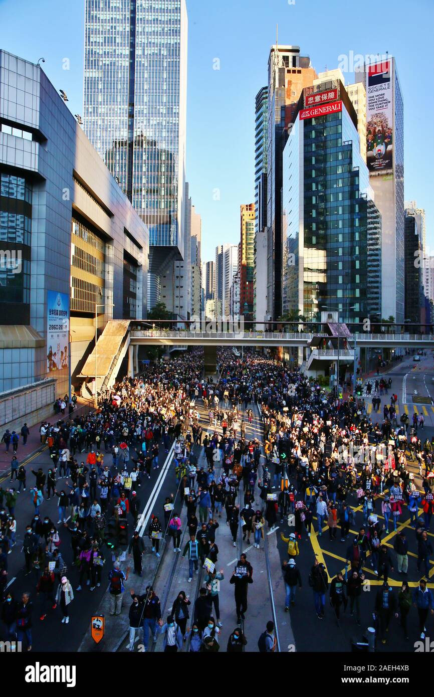 Hong Kong, Chine. 8e déc, 2019. Des centaines de milliers de pro-démocratie paix assister à la Journée des droits de l'homme de mars le parc Victoria à Causeway Bay à Chater Road à Central. Gonzales : Crédit Photo/Alamy Live News Banque D'Images