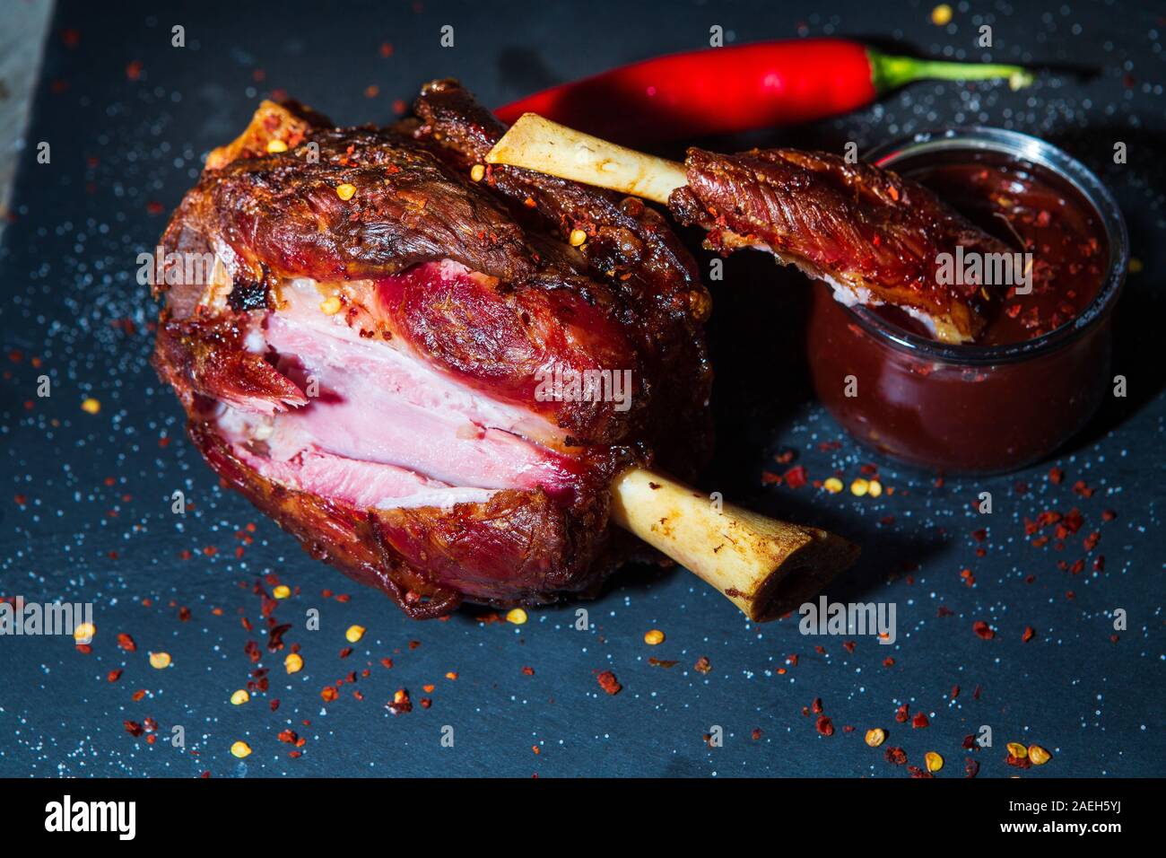 La viande est cuite dans le barbecue. L'équilibre de porcs. Banque D'Images