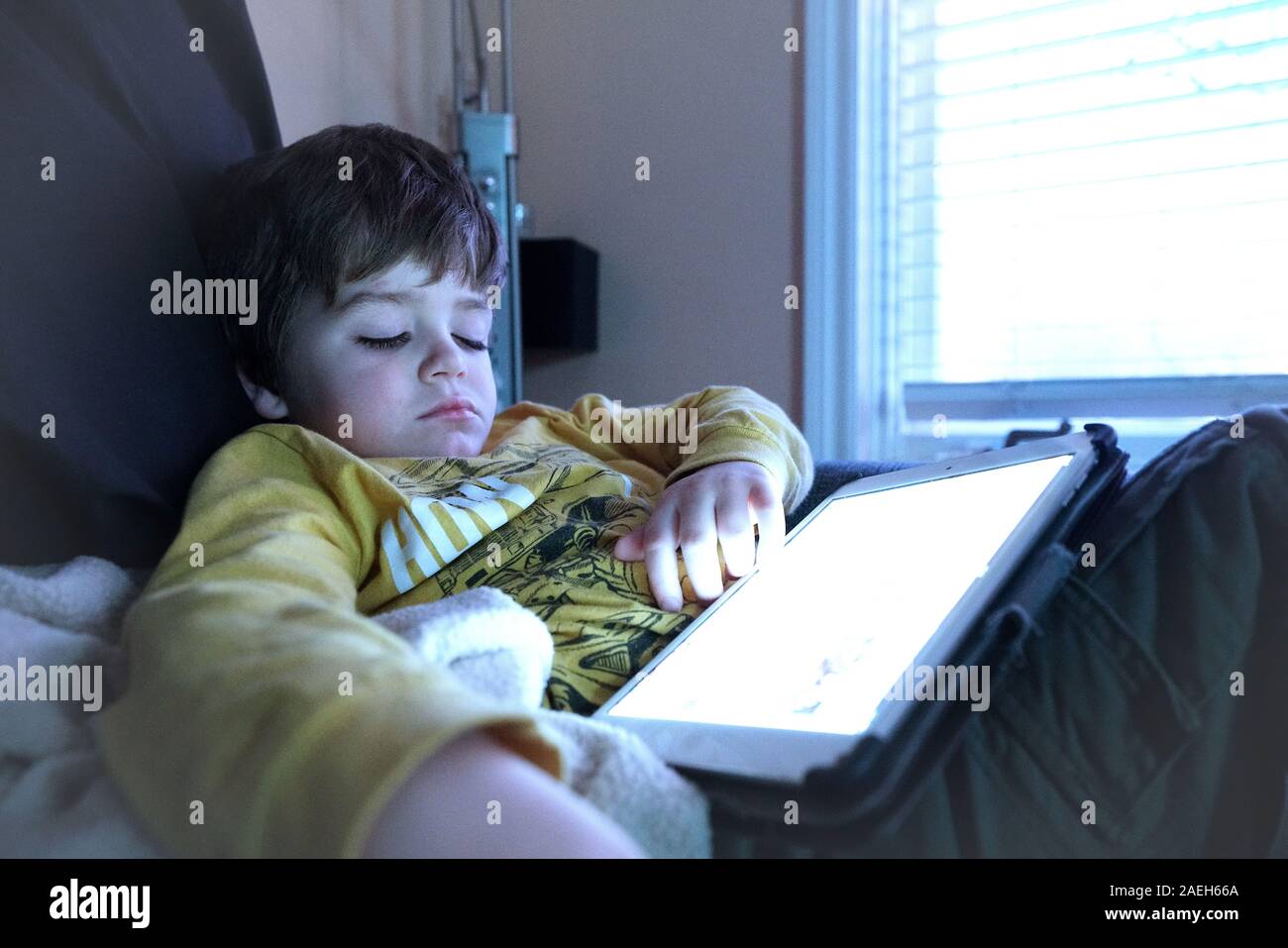 Montréal,Québec,Canada,7 Décembre, 2019.Jeune garçon endormi avec tablette électronique.Montréal,Québec,Canada.Credit:Mario Beauregard/Alamy News Banque D'Images