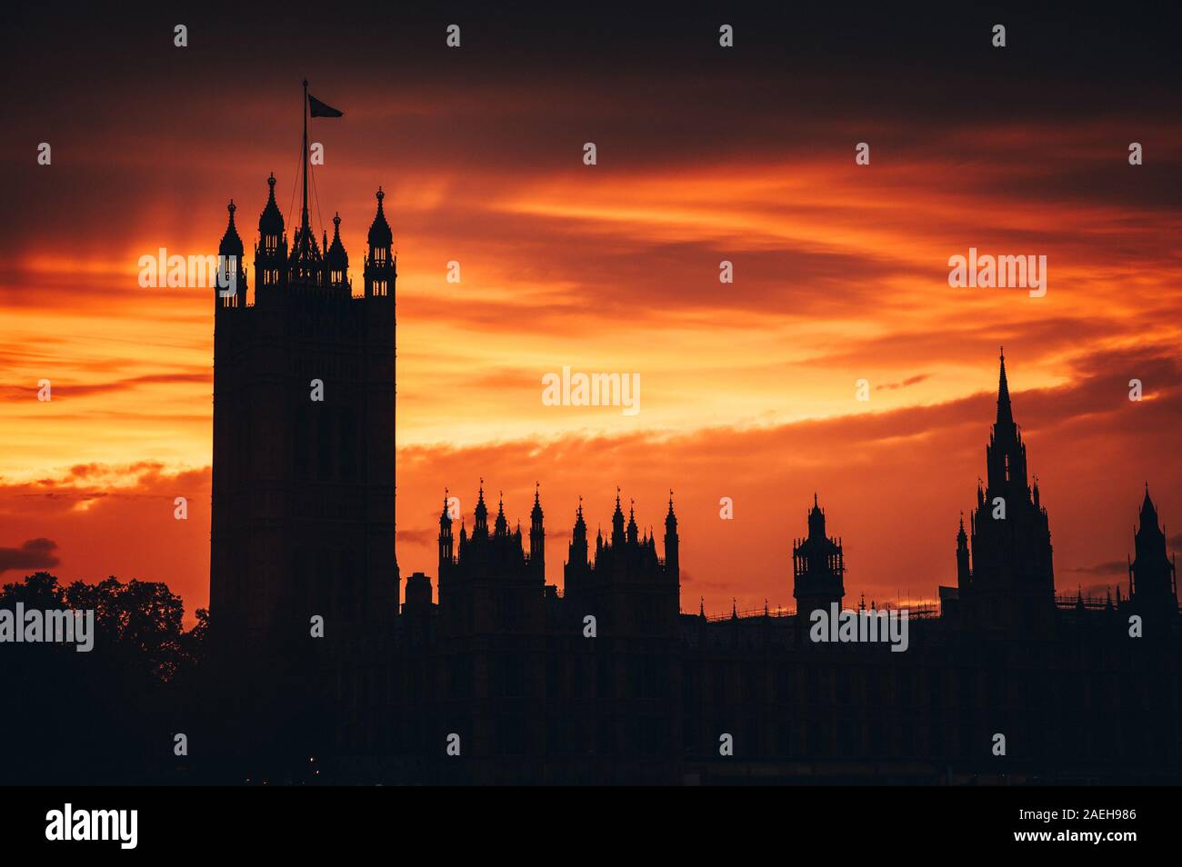Chambre du Parlement à Londres, en arrière-plan de ciel coucher de soleil d'été Banque D'Images