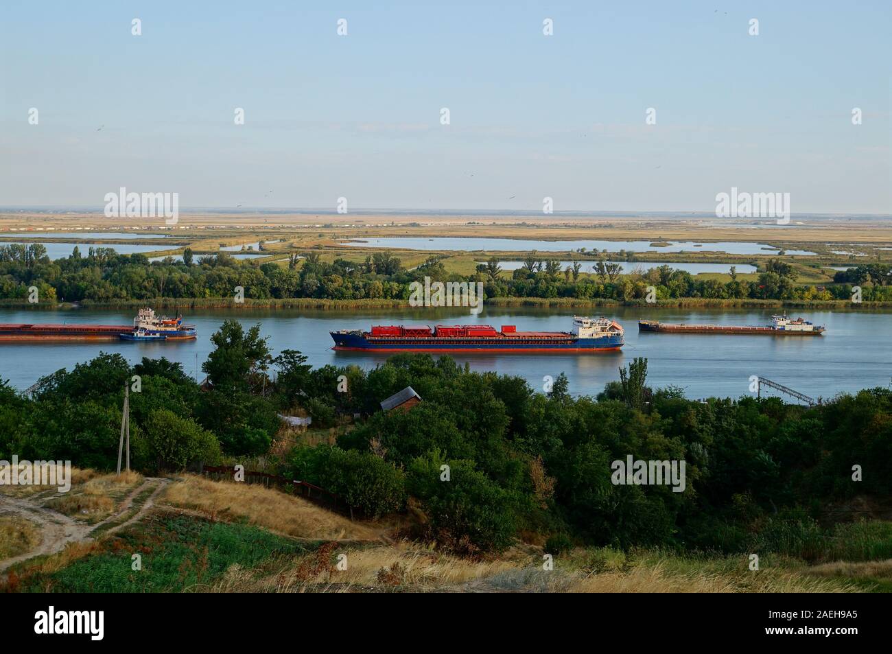 Barge flottant sur la rivière. Paysage naturel. Banque D'Images