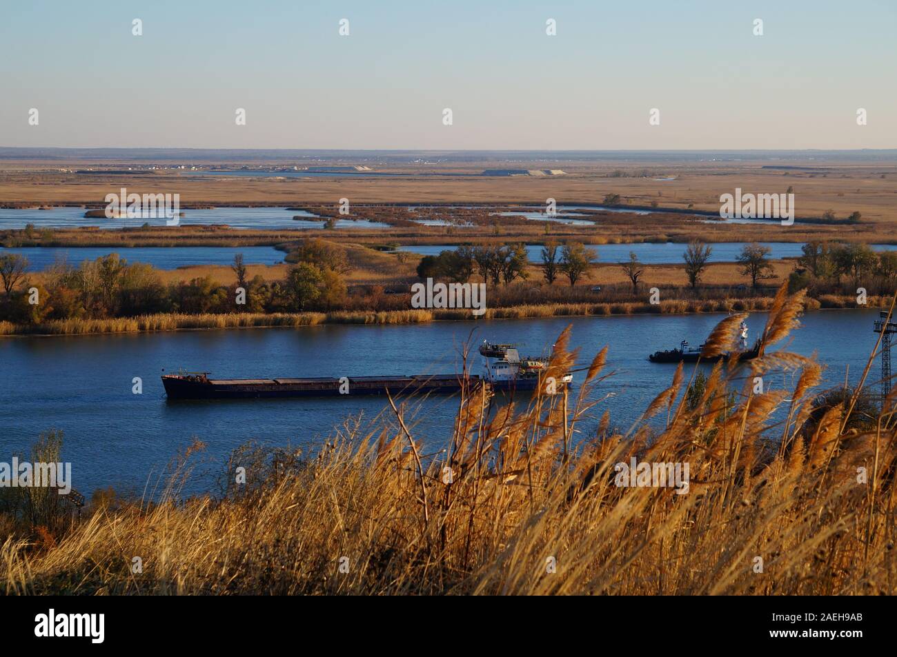 Barge flottant sur la rivière. Paysage naturel. Banque D'Images