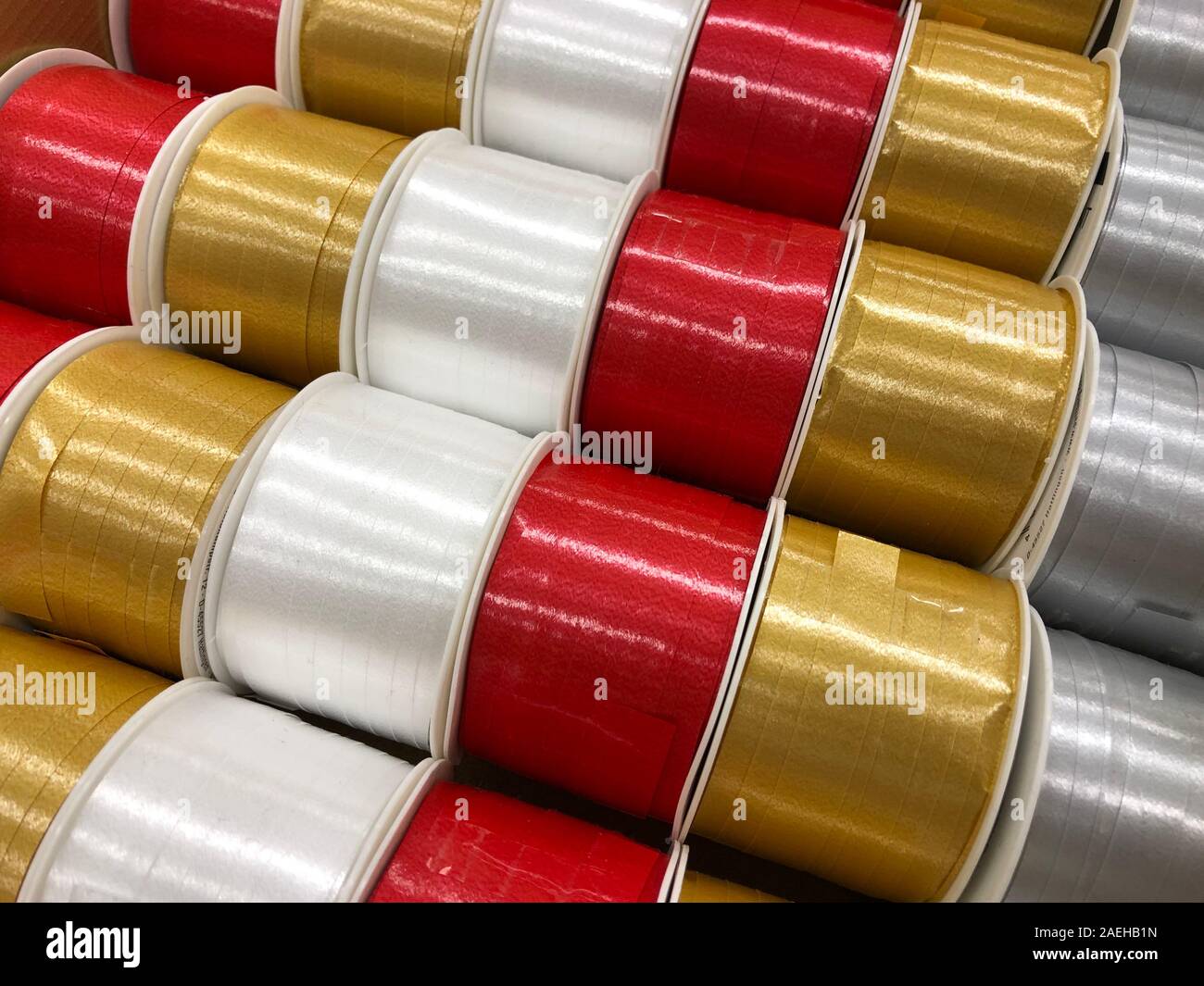 Ruban Noël métallique brillante strings en rouge, or, blanc &d'argent. Vue d'en haut. Belle texture de la pure des décorations de Noël. Banque D'Images