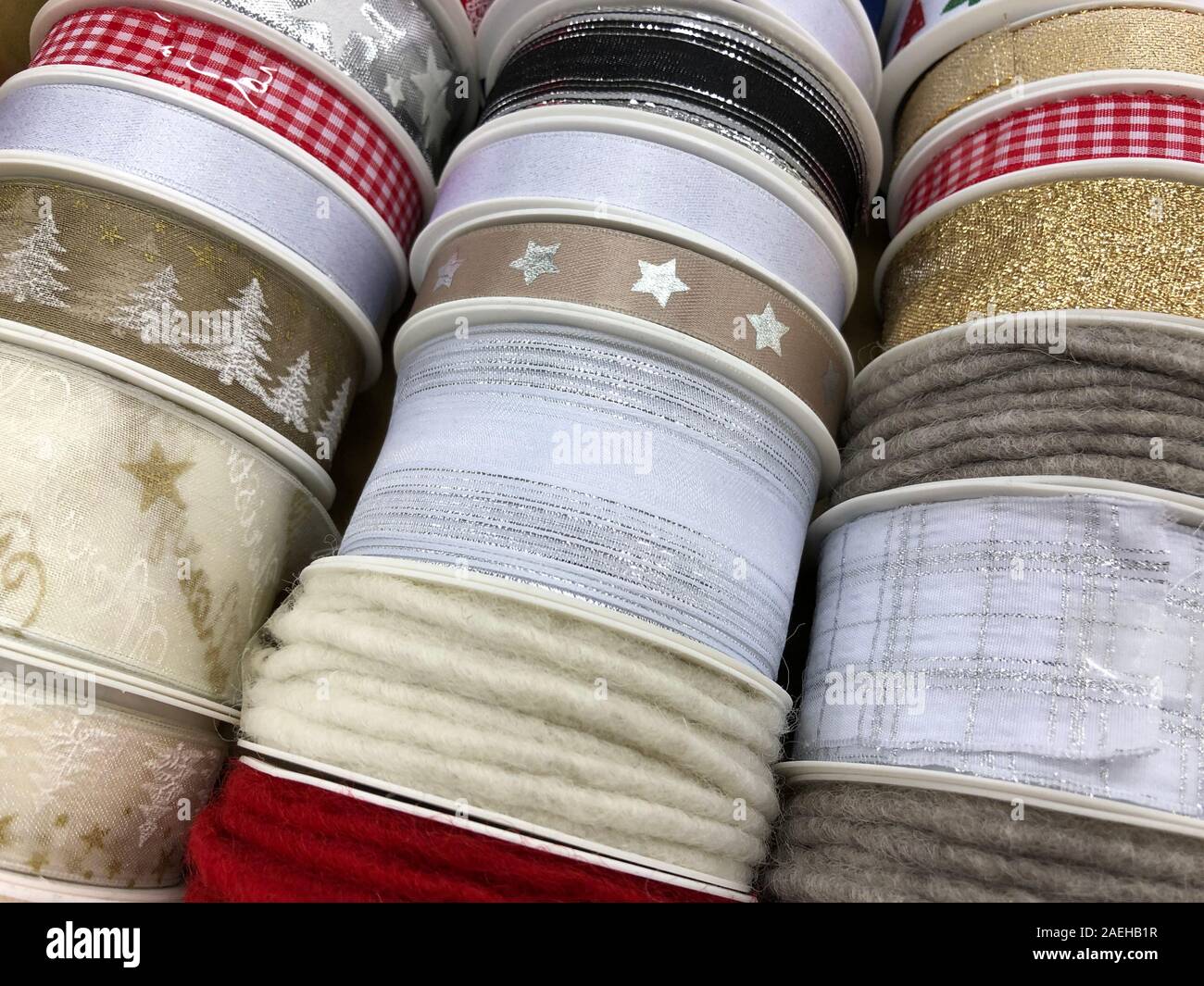 Tissu brillant ruban Noël strings en rouge, or, blanc &d'argent. Vue d'en haut. Belle texture des décorations de vacances rustique pour la décoration actuelle. Banque D'Images