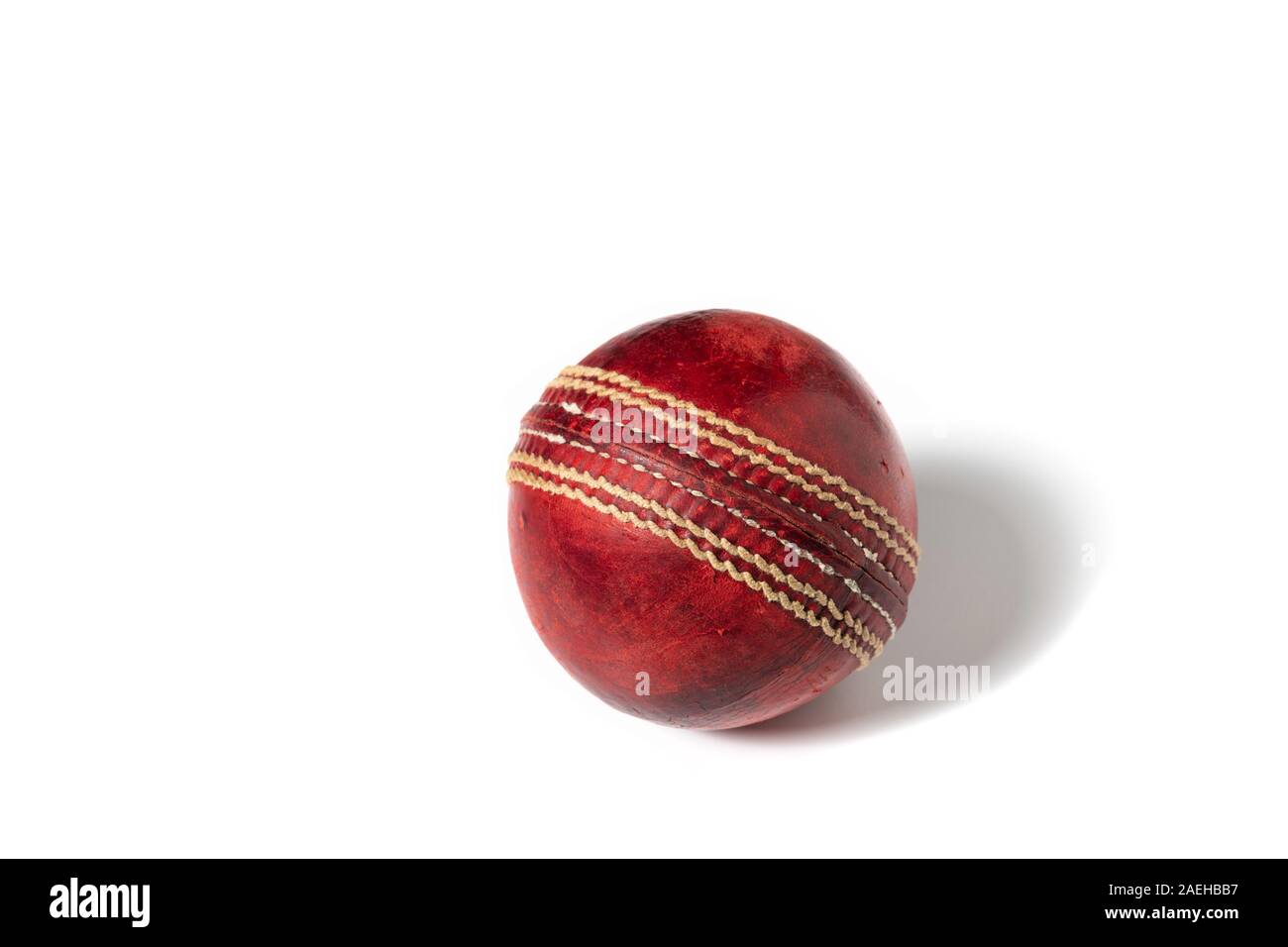 Balle de cricket sur un fond blanc. Banque D'Images