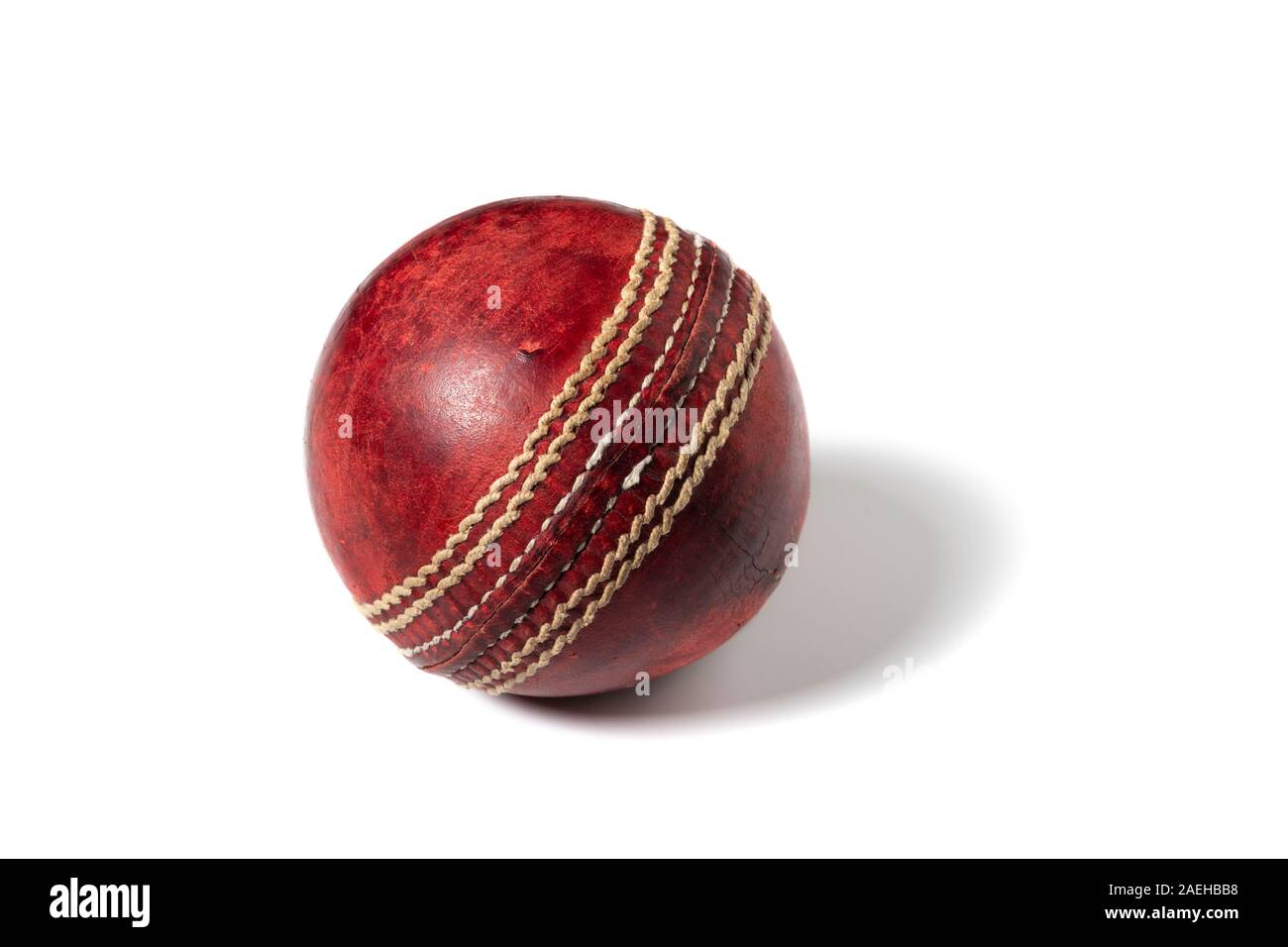 Balle de cricket sur un fond blanc. Banque D'Images
