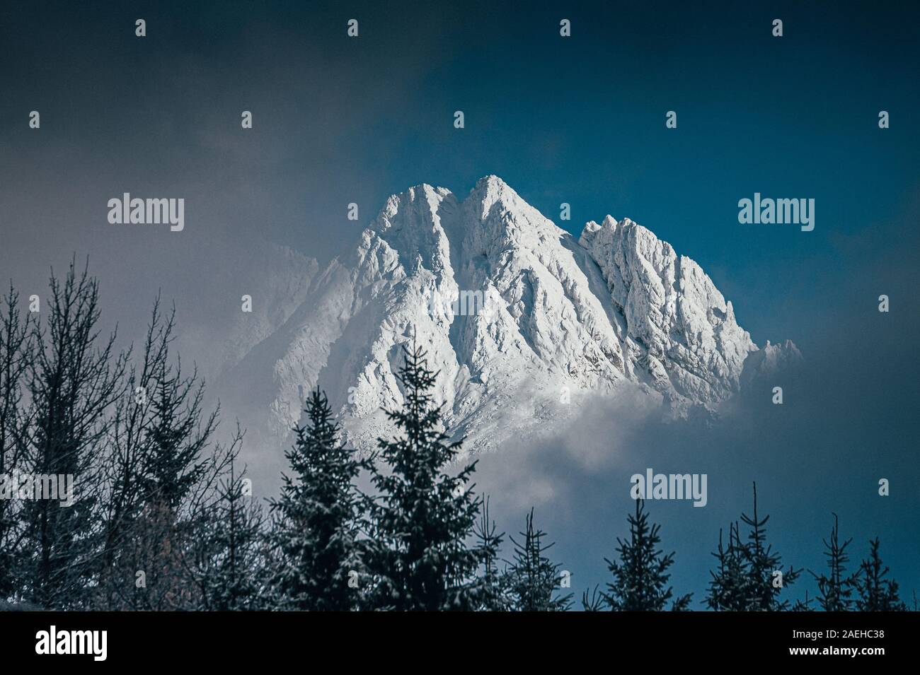 Montagnes blanches de neige, hiver, photo Grand majestic collines rocheuses, Hautes Tatras, en Slovaquie. Banque D'Images