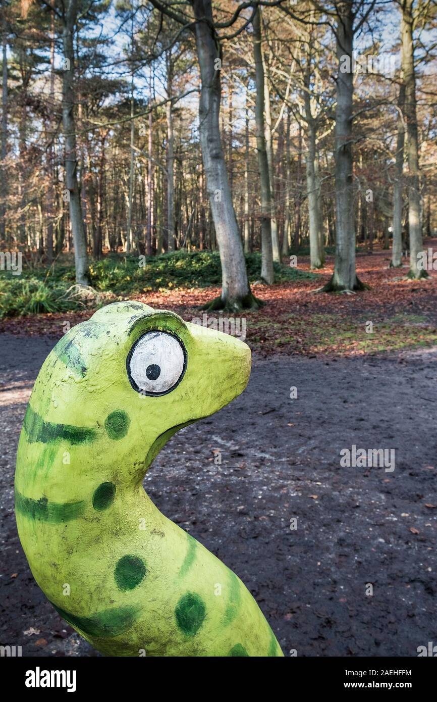 Un serpent vert en bois sculpté dans un parc Thorndon automnales au nord à Brentwood dans l'Essex. Banque D'Images