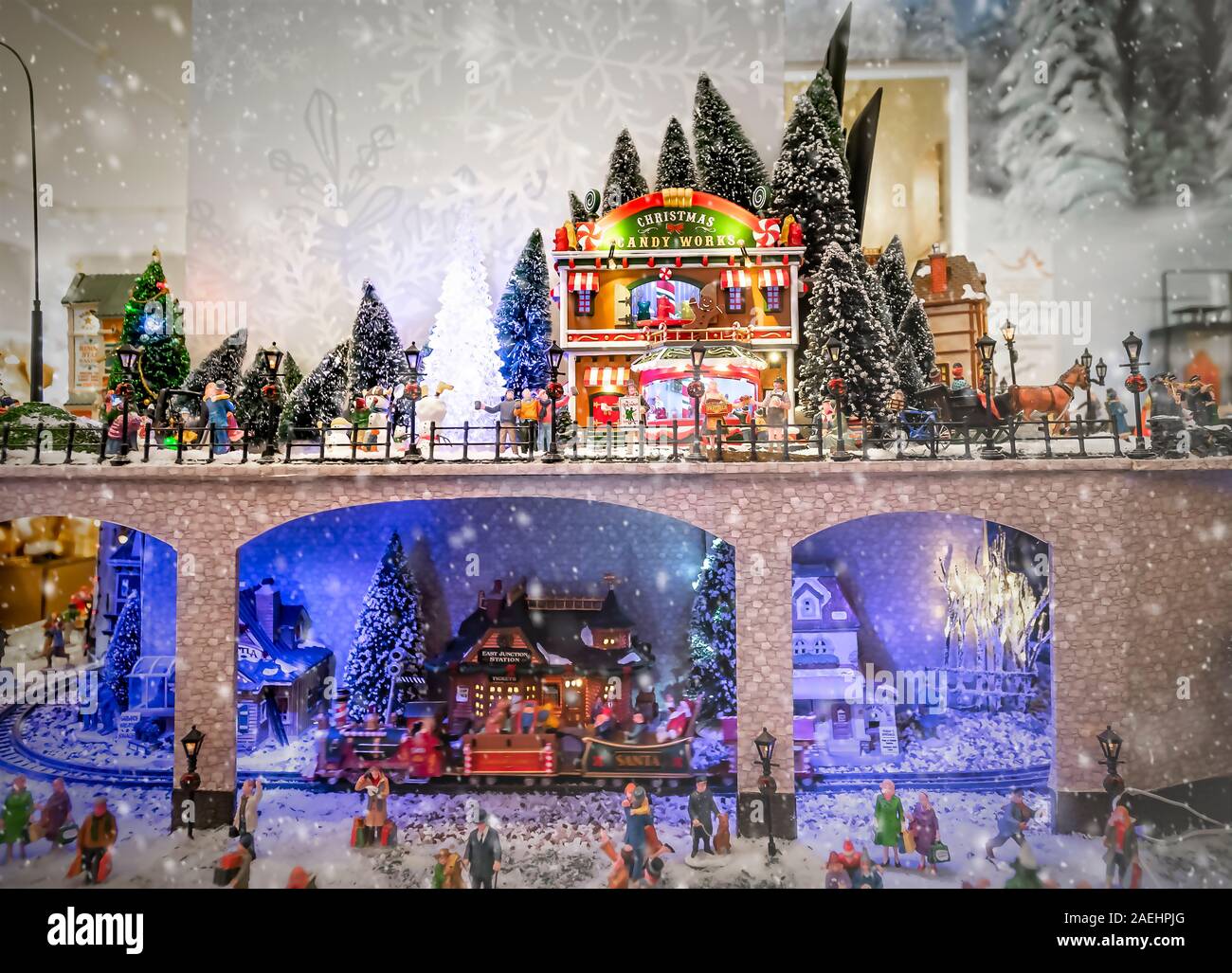 Décoration de Noël -représentations de pays avec des sujets de Noël et Noël jeux - gare victorienne Banque D'Images