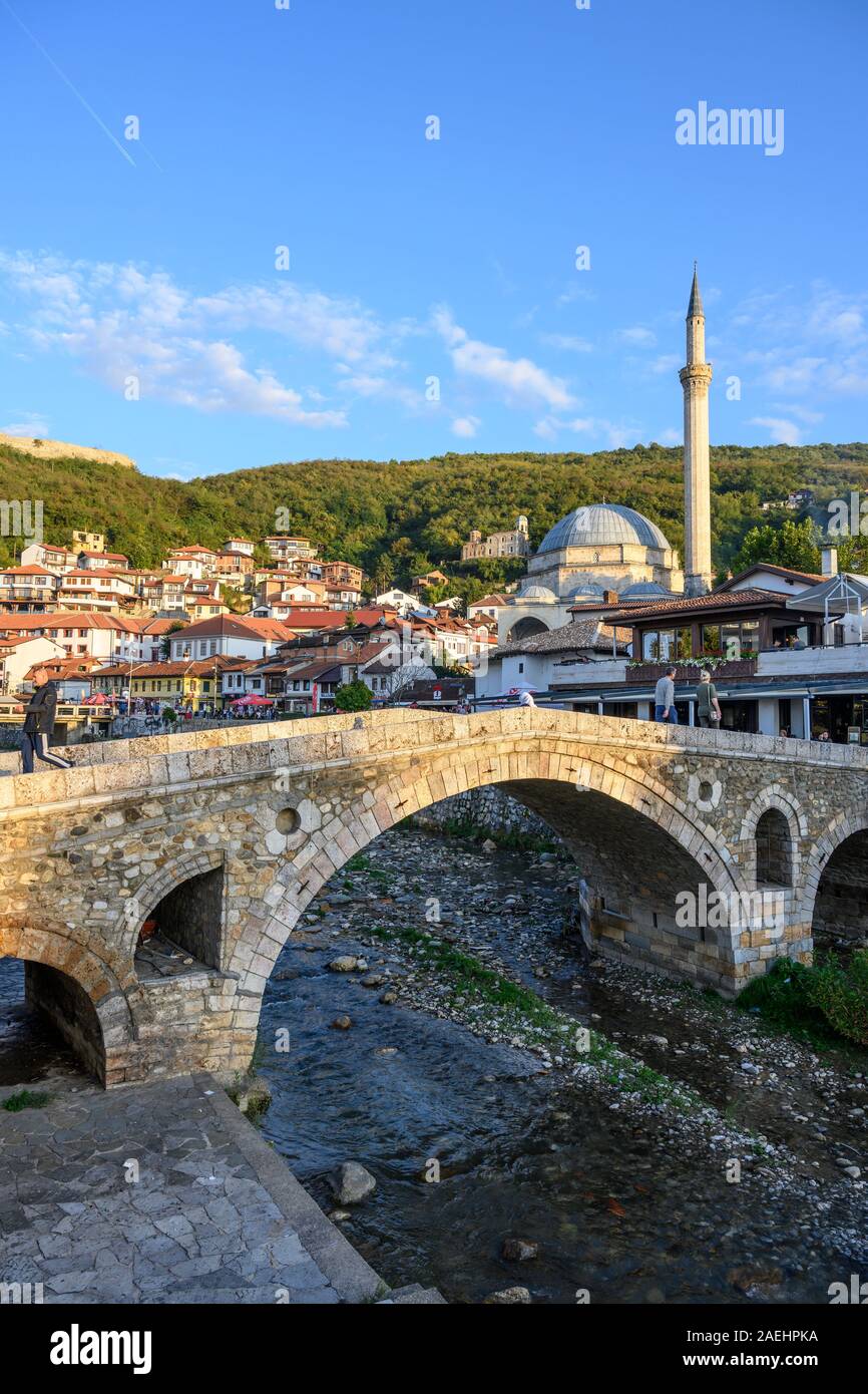 À l'ensemble de la vieille ville de Prizren et la mosquée de Sinan Pacha du pont de pierre de l'autre côté de la rivière Bistrica. Au Kosovo, Balkans central. Banque D'Images