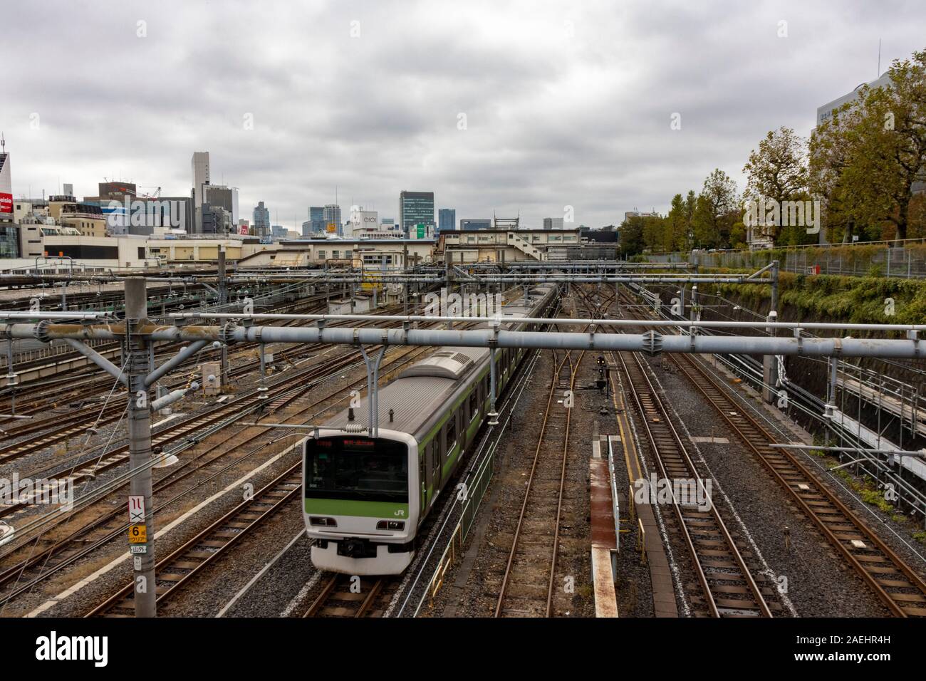 Train à la gare d'Ueno, Tokyo, Japon Banque D'Images