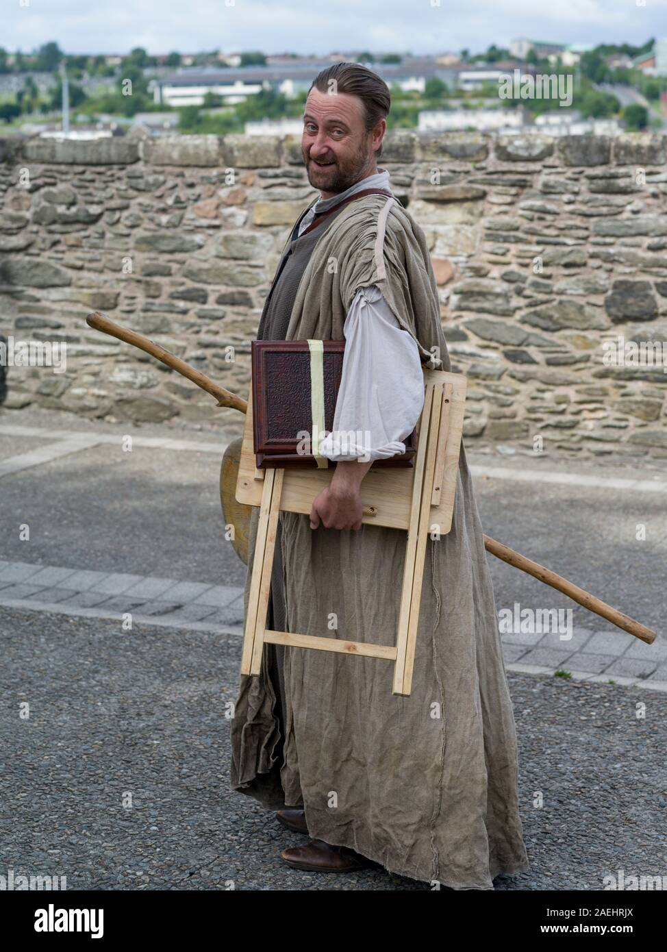 Portrait d'homme en costume traditionnel irlandais, Londonderry, en Irlande du Nord, Royaume-Uni Banque D'Images
