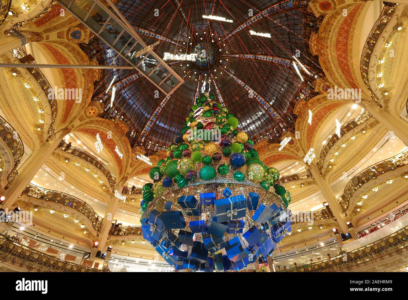 Le sapin de Noël géant à l'intérieur de Galeries Lafayette grand