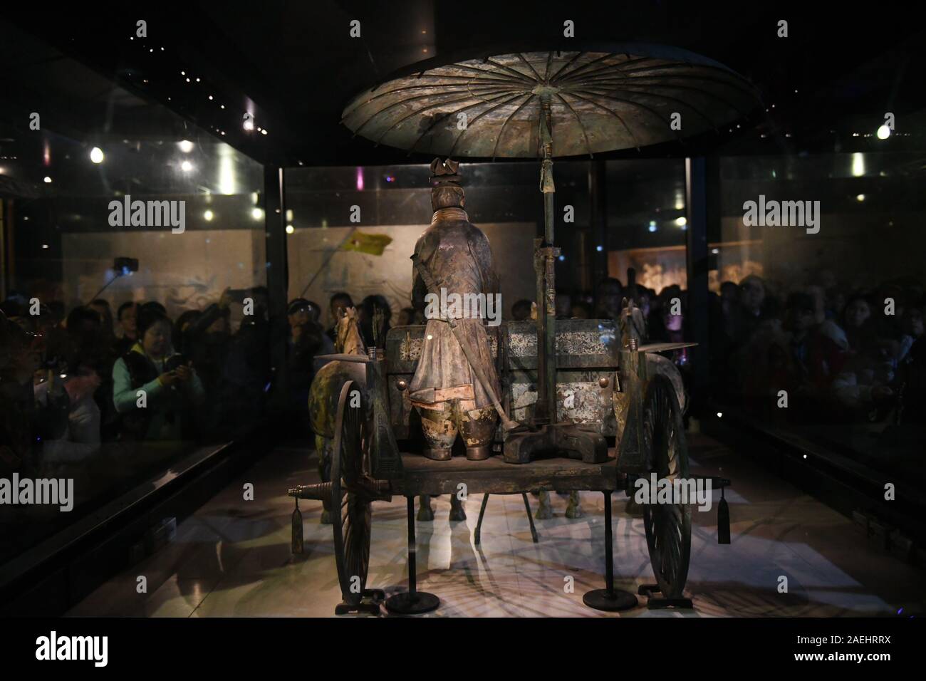 Xi'an. 5 déc, 2019. Photo prise le 5 décembre 2019 présente le NO1 char de bronze et des chevaux dans le mausolée de l'Empereur Qinshihuang Musée Site de Xi'an, province du Shaanxi du nord-ouest de la Chine. Le chariot de bronze et des chevaux ont été mis au jour en 1980. Crédit : Li Yibo/Xinhua/Alamy Live News Banque D'Images