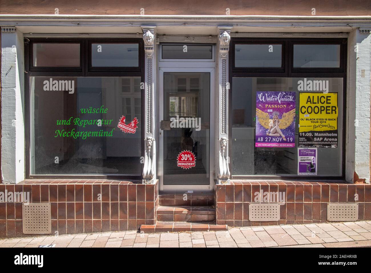 Neckargemünd, Allemagne - le 18 août 2019 : Abandonné, vide shop dans la petite ville allemande de Neckargemünd en attente de nouveaux locataires Banque D'Images