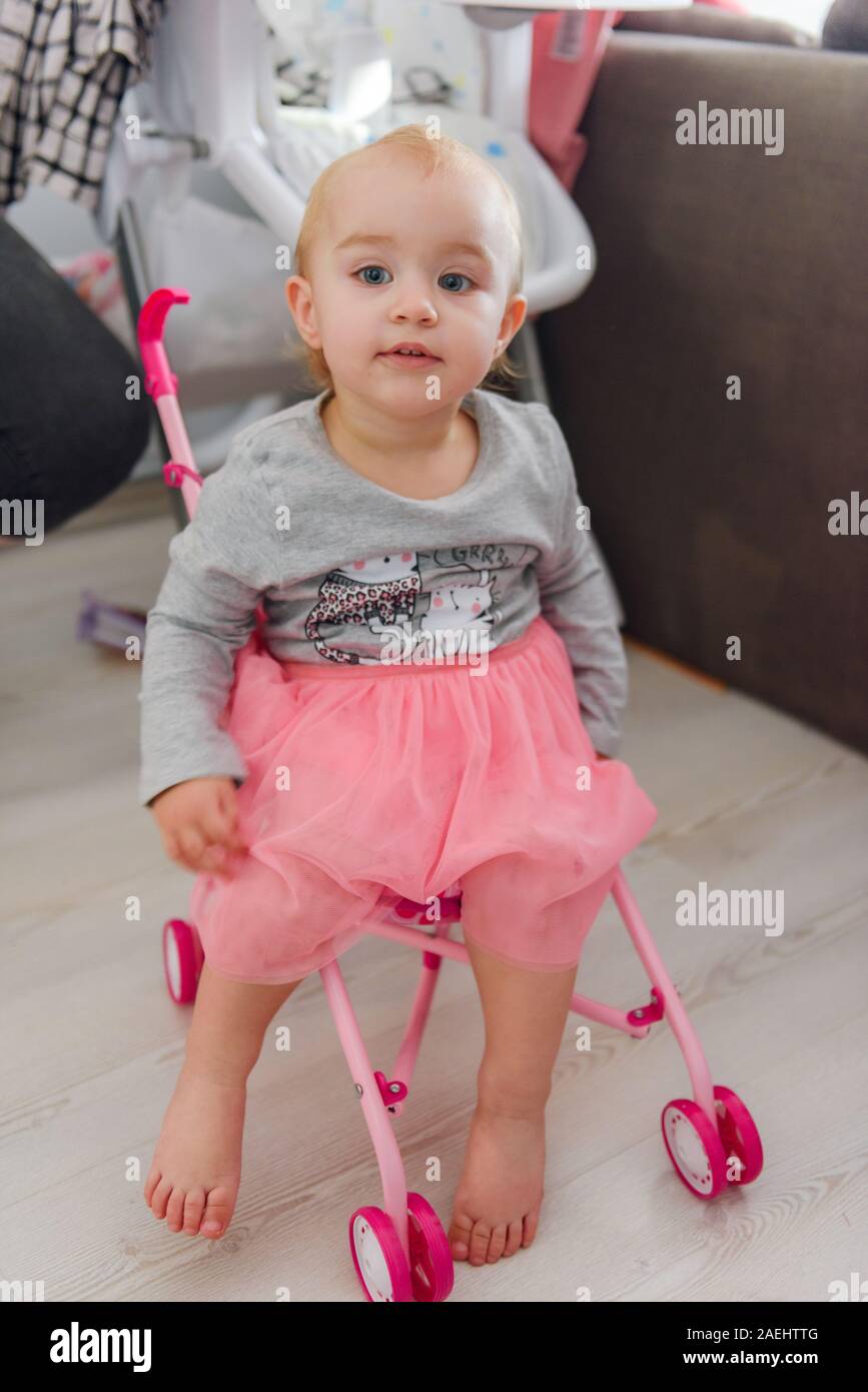 Portrait De Bebe De 14 Mois Avec La Douille Dans La Chambre Photo Stock Alamy