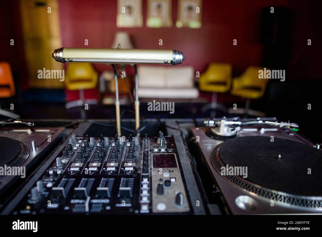 Selective focus sur le contrôleur DJ dans une discothèque vide Banque D'Images