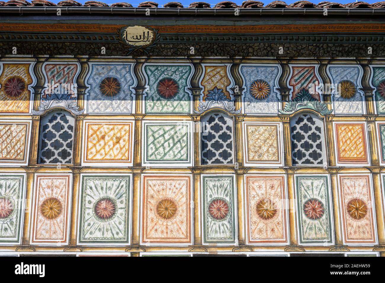 Détails extérieurs de la mosquée Šarena décorées ou peintes à l'origine/mosquée construite en 1438 et re-construit en 1833, dans le centre de Tetovo en Amérique du Macedo Banque D'Images