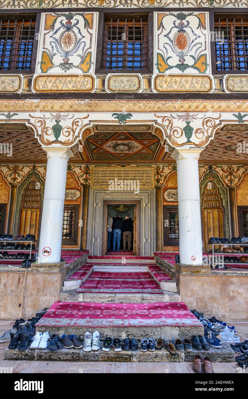 Temps de prière à la mosquée de Šarena décorées ou peintes à l'origine/mosquée construite en 1438 et re-construit en 1833, dans le centre de Tetovo en Macédoine du Nord. Banque D'Images