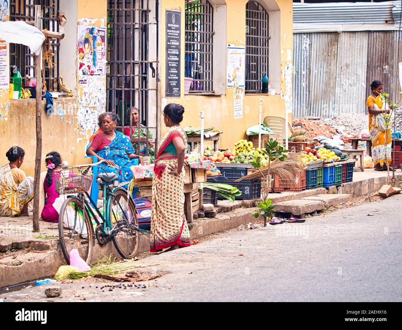Pondichéry, Inde - décembre 2018. Circa, les femmes Dalits non identifiés la vente de légumes dans la rue du village, près de leur maison, à l'été sp Banque D'Images