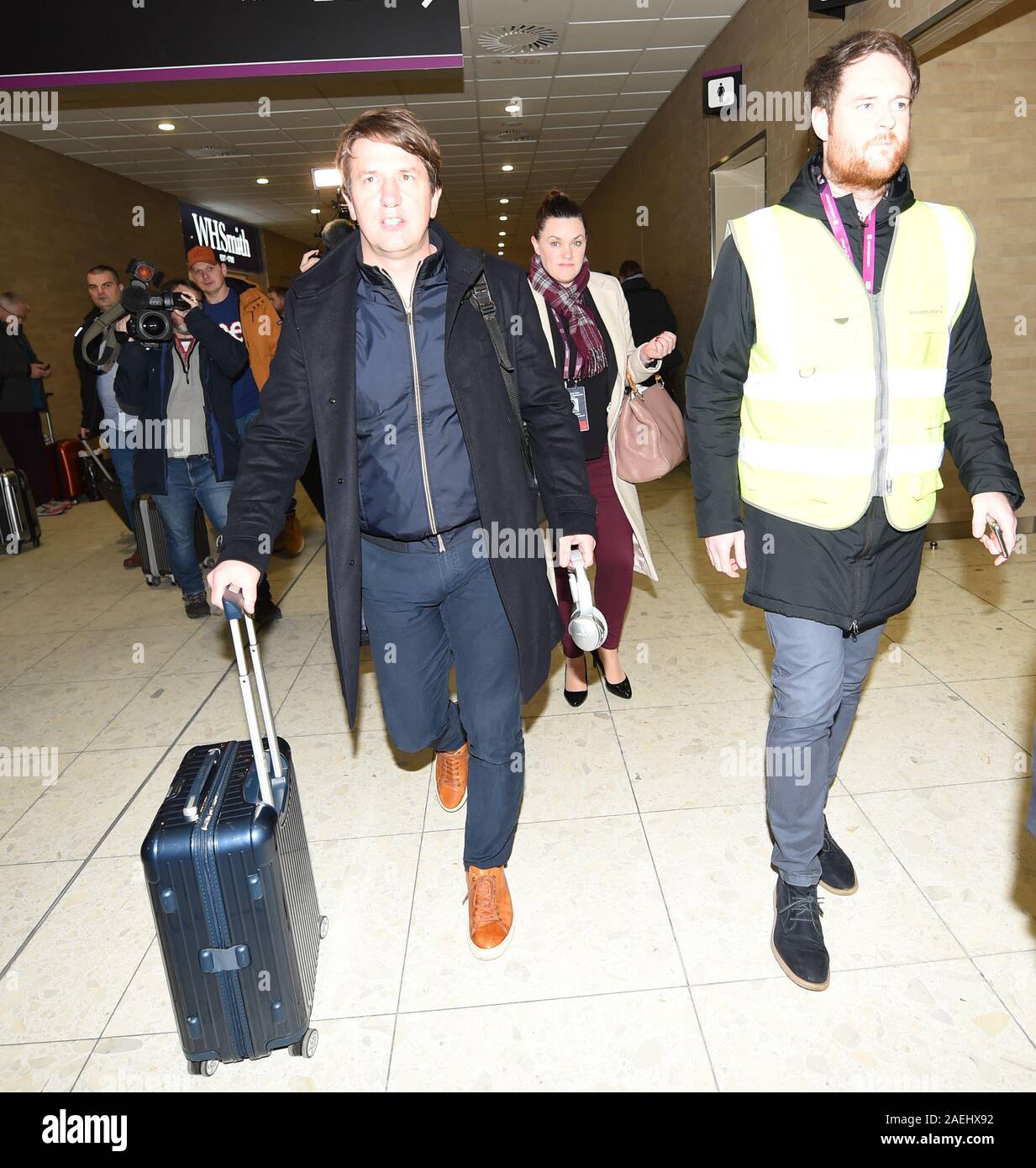 L'aéroport d'Édimbourg, Écosse, Royaume-Uni.9e 19 déc. Coeur nouveau manager Daniel Stendel. arrive l'aéroport d'Édimbourg à partir de l'Allemagne, pour prendre son rendez-vous avec le Club de Murrayfield. Crédit photo : eric mccowat/Alamy Live News Banque D'Images