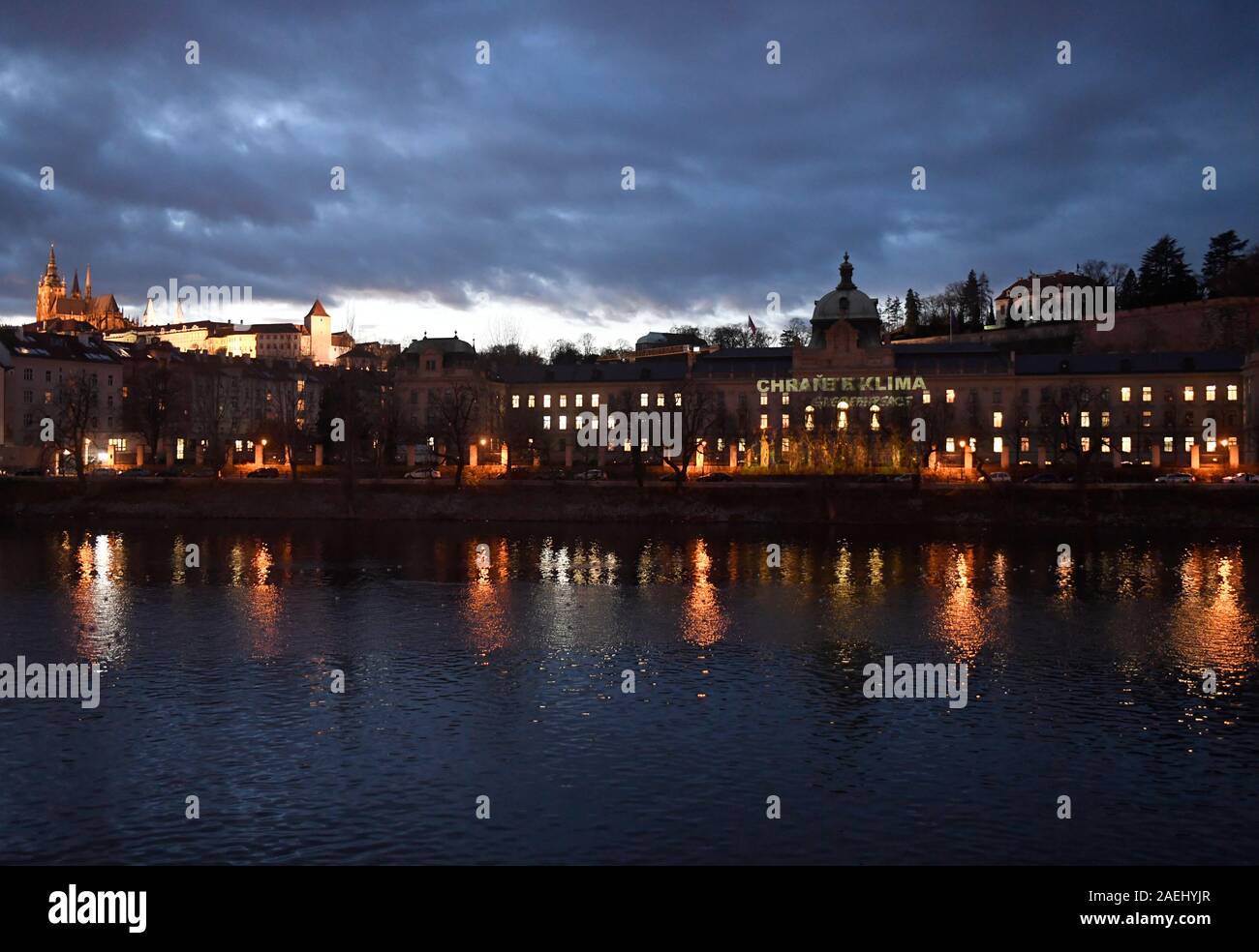 Prague, République tchèque. 09Th Dec, 2019. Des militants de Greenpeace prévoit un message du Premier Ministre Andrej Babis (ANO) sur l'immeuble du gouvernement le 9 décembre 2019, à Prague, en République tchèque, en invitant la République tchèque d'adopter un plan pour atteindre la neutralité climatique d'ici 2050. Photo : CTK Michal Krumphanzl/Photo/Alamy Live News Banque D'Images