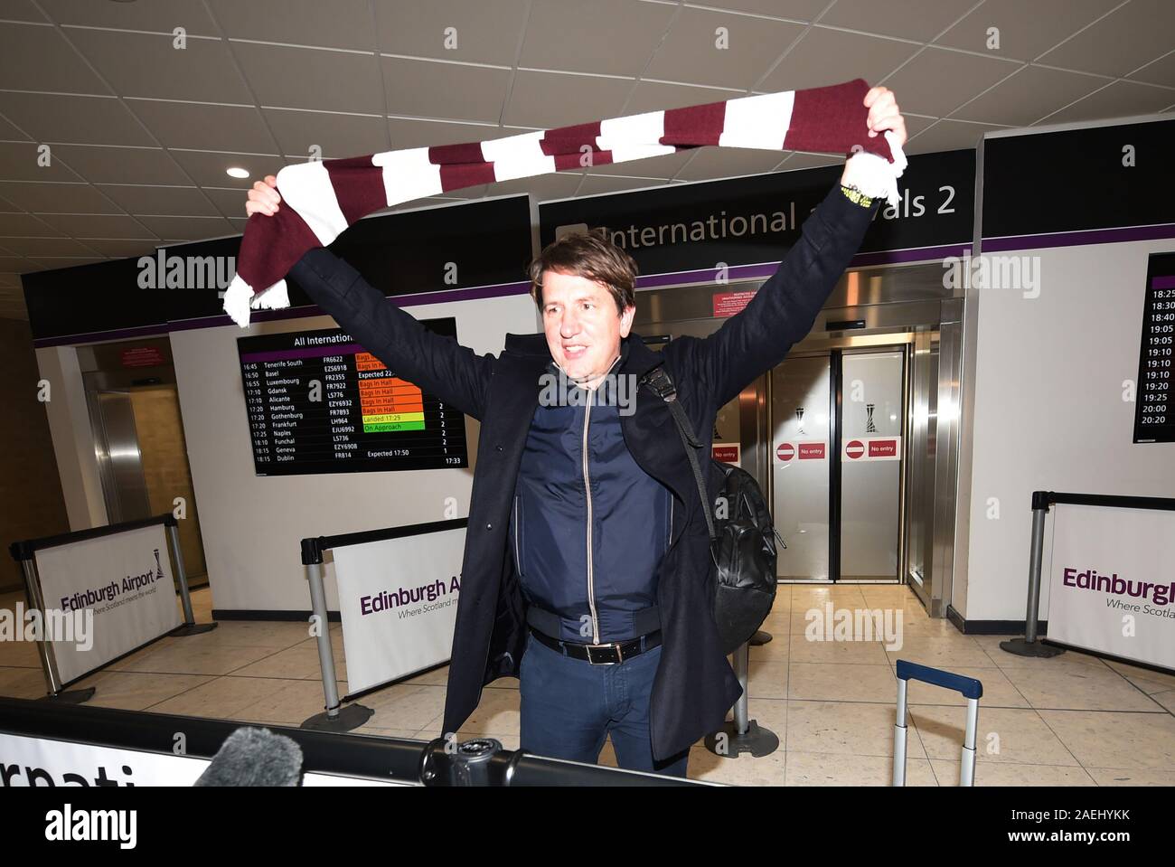 L'aéroport d'Édimbourg, Écosse, Royaume-Uni.9e 19 déc. Coeur nouveau manager Daniel Stendel. arrive l'aéroport d'Édimbourg à partir de l'Allemagne, pour prendre son rendez-vous avec le Club de Murrayfield. Crédit photo : eric mccowat/Alamy Live News Banque D'Images