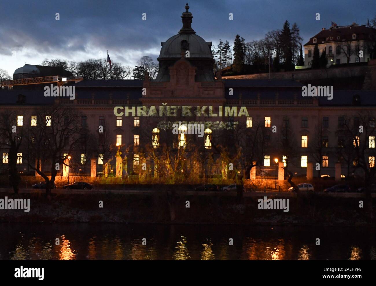 Prague, République tchèque. 09Th Dec, 2019. Des militants de Greenpeace prévoit un message du Premier Ministre Andrej Babis (ANO) sur l'immeuble du gouvernement le 9 décembre 2019, à Prague, en République tchèque, en invitant la République tchèque d'adopter un plan pour atteindre la neutralité climatique d'ici 2050. Photo : CTK Michal Krumphanzl/Photo/Alamy Live News Banque D'Images