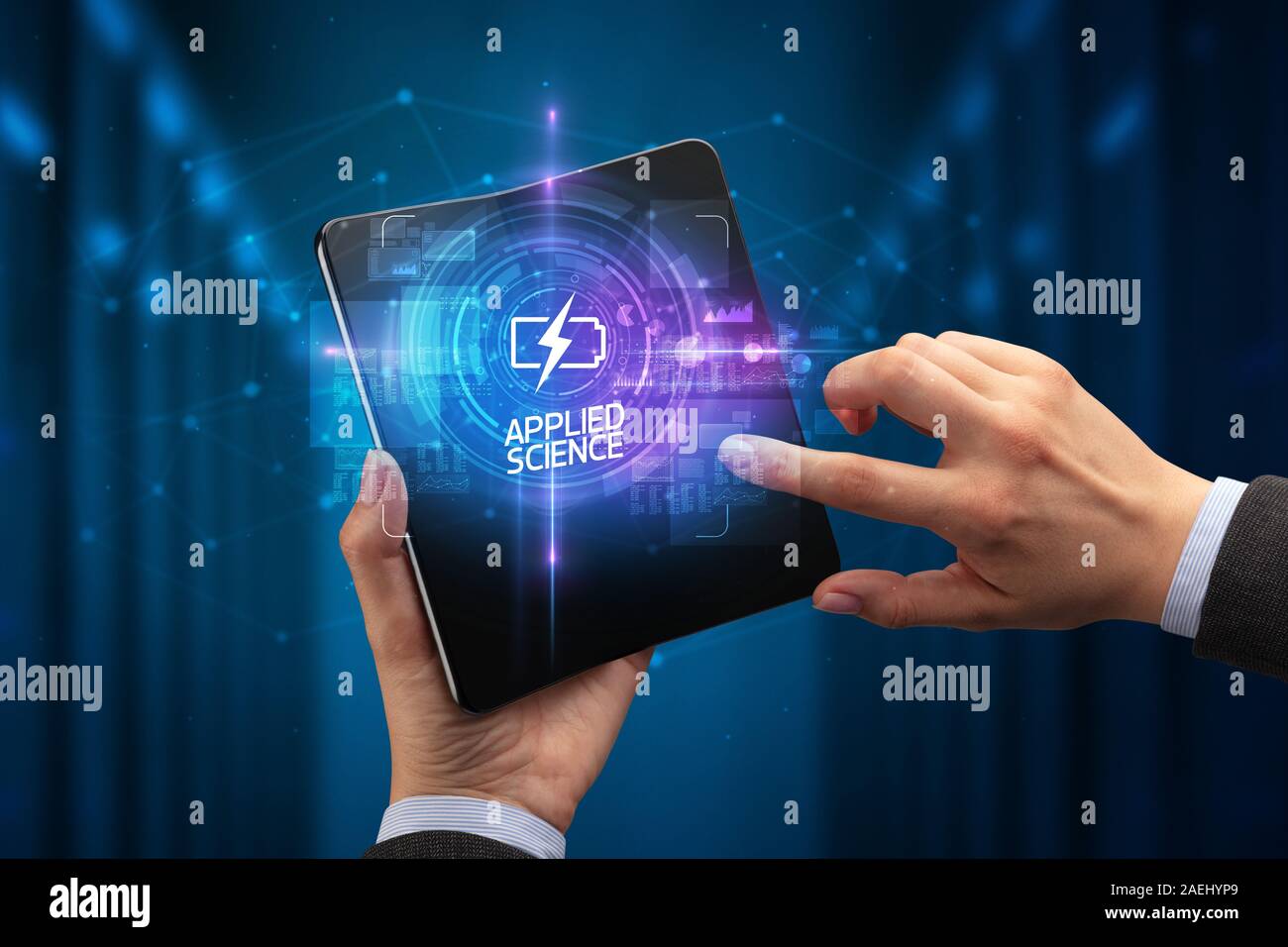 Businessman holding a smartphone pliable avec inscription INTERNET, nouvelle technologie concept science appliquée Banque D'Images