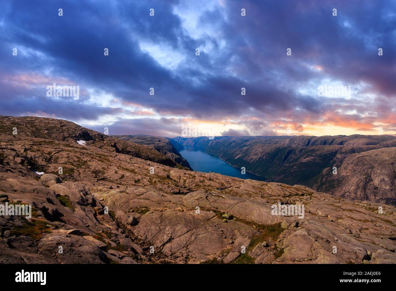 Journée ensoleillée au Kjeragbolten en Norvège Banque D'Images