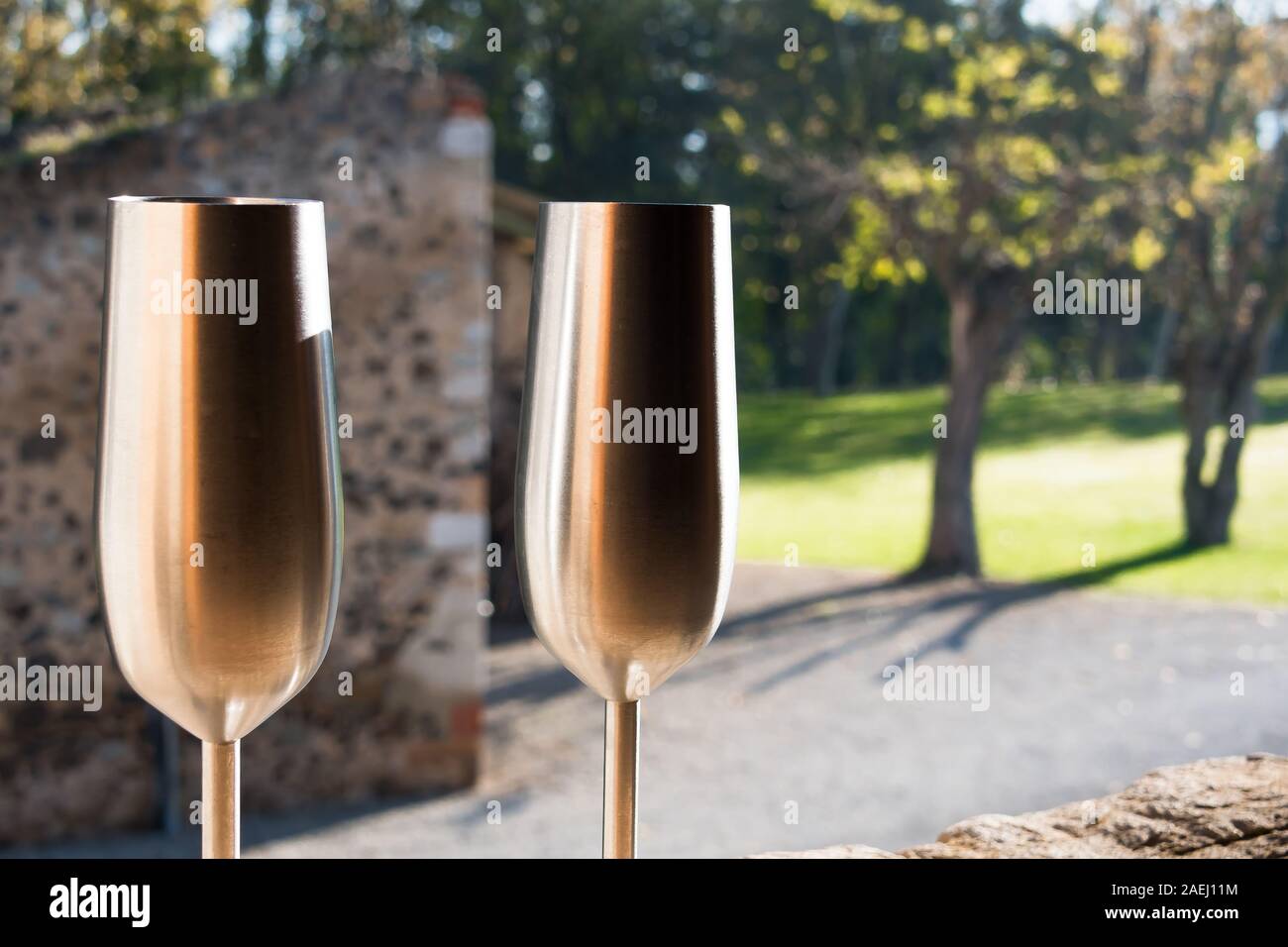 Verres à champagne en aluminium, pour toasts dans un endroit romantique Banque D'Images