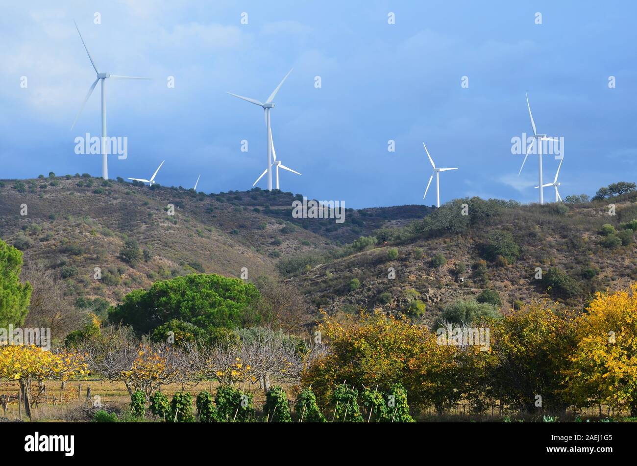 Éoliennes dans la basse vallée du Guadiana, chevauchant la frontière entre le Portugal et l'Espagne Banque D'Images