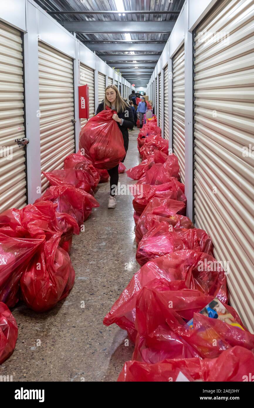 Madison Heights, Michigan - Bénévoles des Juifs, des chrétiens, et des organisations musulmanes et de tri pack fait don de cadeaux de vacances pour les enfants défavorisés Banque D'Images