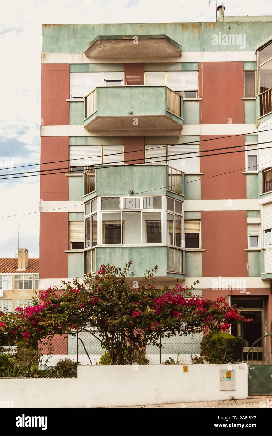 Lisbonne, Portugal - 9 octobre 2015 : des détails architecturaux d'un bâtiment résidentiel de banlieue typique sur un jour d'automne Banque D'Images