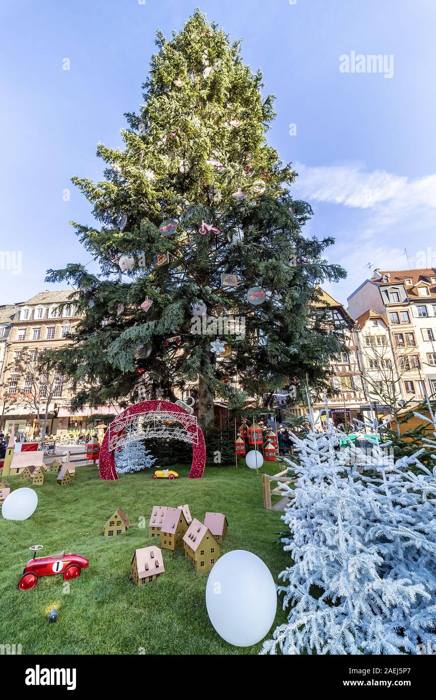 Arbre de Noël le célèbre Marché de Noël à Strasbourg - Alsace, France Banque D'Images
