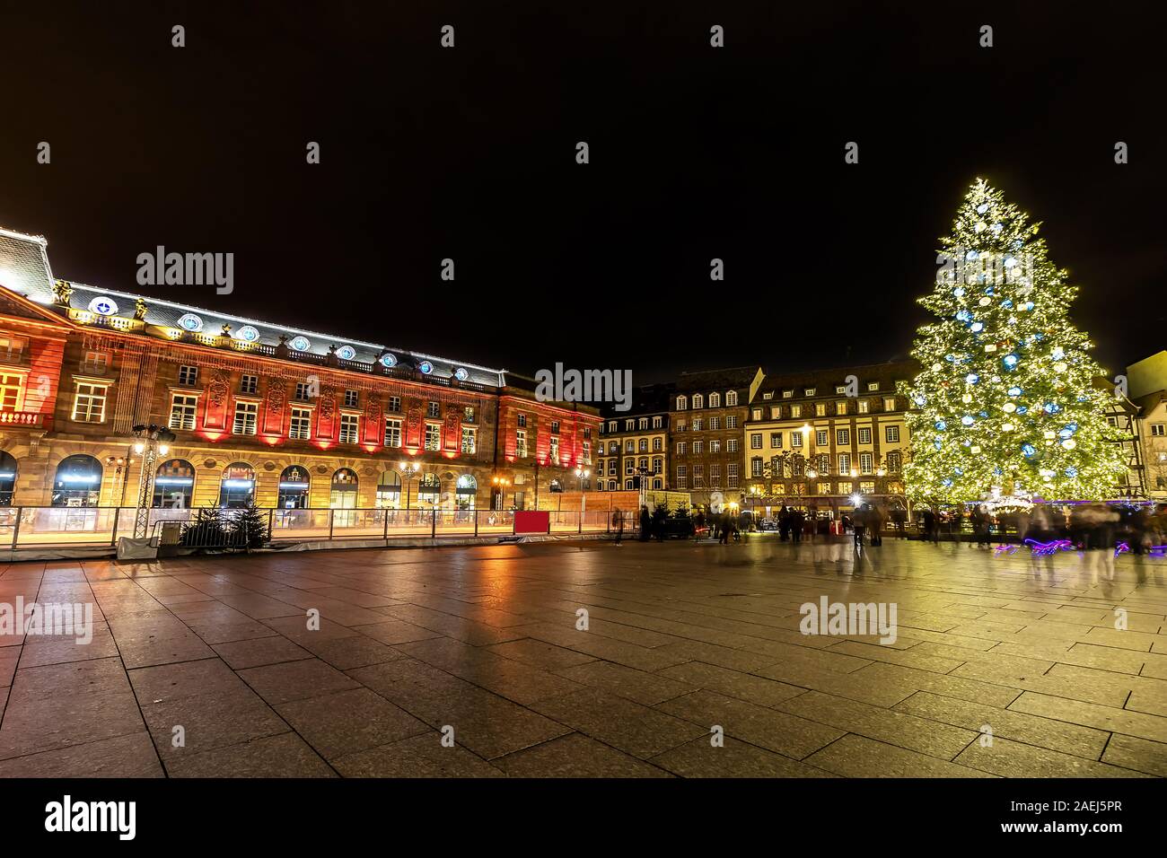 Place Kléber (Place Kleber) avec l'arbre de Noël et patinoire à Strasbourg Banque D'Images