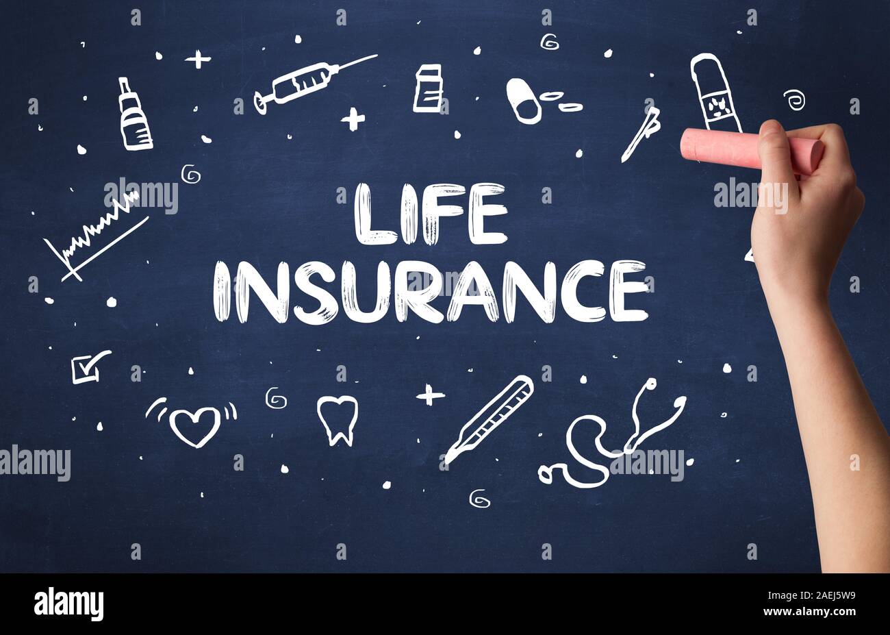 Dessin à la main l'inscription d'assurance-vie avec craie blanche sur tableau noir, concept médical Banque D'Images