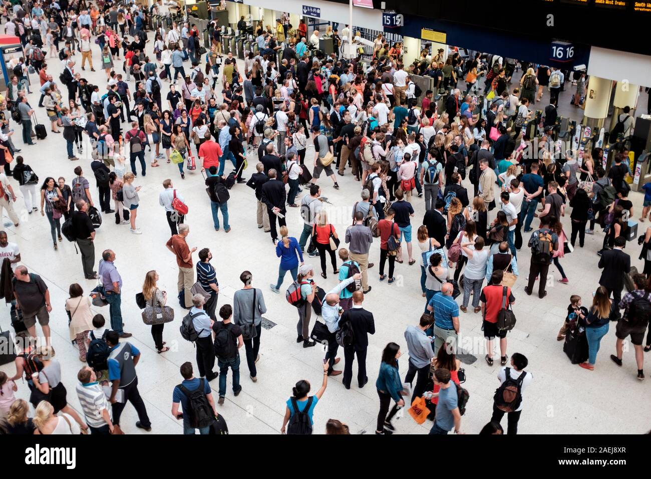 Les voyageurs à la gare de Waterloo, Londres, Angleterre Banque D'Images