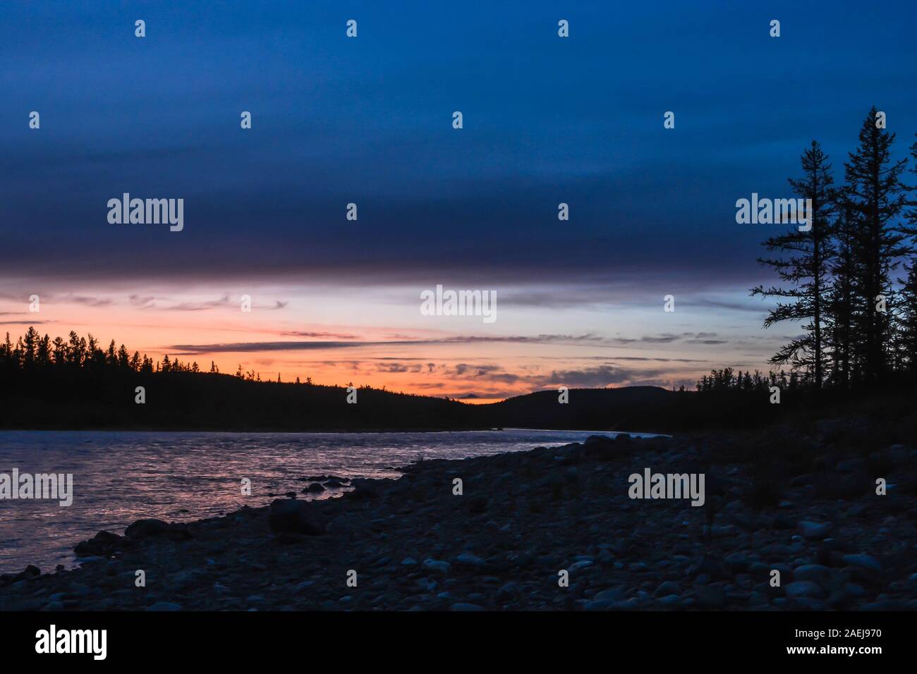Coucher du soleil sur la rivière du Nord. Couleurs du ciel du soir. Banque D'Images